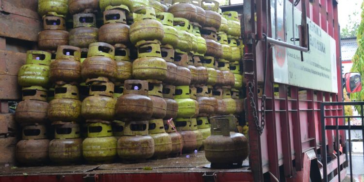 The Indragiri Hilir Trade and Industry Service Holds Market Operations