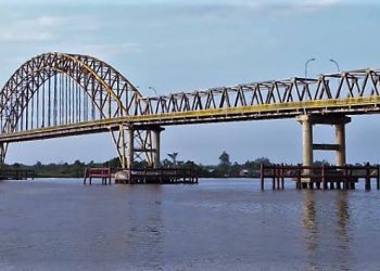 The Road Users Complain About the Condition of the Rumbai Bridge at Night