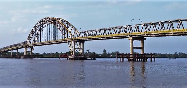 The Road Users Complain About the Condition of the Rumbai Bridge at Night