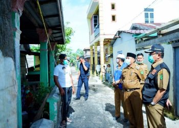 Visiting the Fire Victims on Simple Street, the Regent of Indragiri Hilir Provides Some Assistance