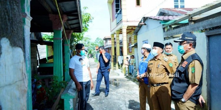 Visiting the Fire Victims on Simple Street, the Regent of Indragiri Hilir Provides Some Assistance