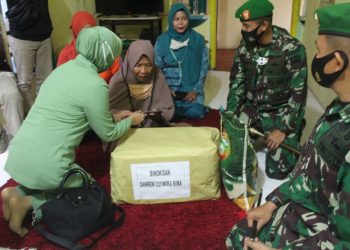 Approaching Heroes Days, Military Resort Commander and Military District Commander of Indragiri Hilir Visit the Daughter of Lieutenant M Boya
