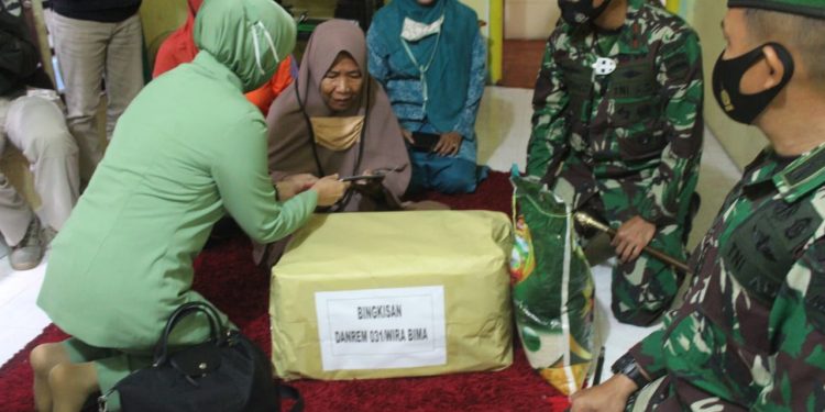 Approaching Heroes Days, Military Resort Commander and Military District Commander of Indragiri Hilir Visit the Daughter of Lieutenant M Boya