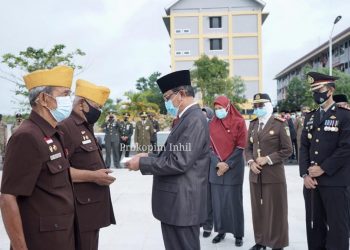 The Regent of Indragiri Hilir Gives Affection to Veterans on Heroes Day
