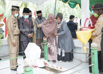 The Regent of Indragiri Hilir was Pilgrimage to the Tomb of Lieutenant M. Boya