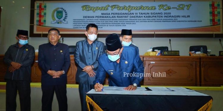 The Regent and Regional People’s Representative of Indragiri Hilir Assembly Sign the KUA PPAS RAPBD of 2021