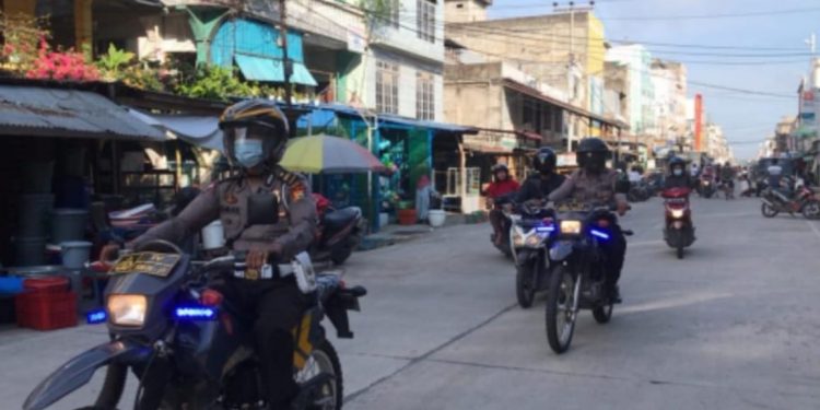 To Preventing the Robbers, Police of Indragiri Hilir Monitor People that Cycling in Tembilahan