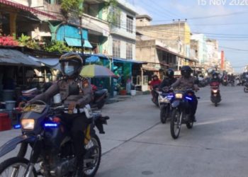 To Preventing the Robbers, Police of Indragiri Hilir Monitor People that Cycling in Tembilahan