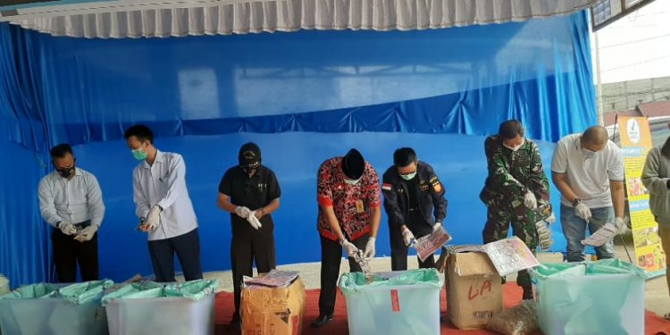 National Food and Drug Agency of Indragiri Hilir Destroys Illegal Food and Medicine Worth IDR 454 Million