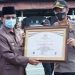 Successfully to Revealing the Sabu Case, The Regent of Indragiri Hilir Handed Over Award