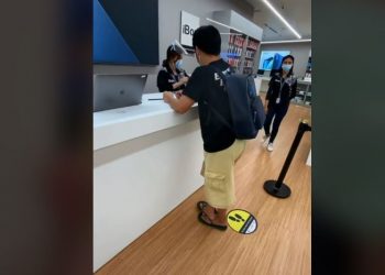 Viral, Men Wear Flip-flops Not Served by an Iphone Store Clerks