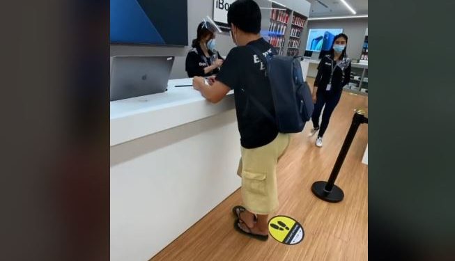 Viral, Men Wear Flip-flops Not Served by an Iphone Store Clerks