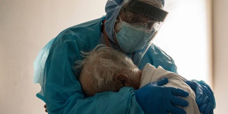 A Poignant Photo of an Intensive Care Doctor Embracing a Coronavirus Patient Went Viral