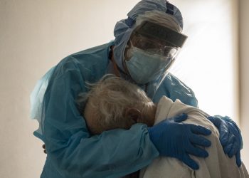 A Sad Story About the Doctor’s Embrace to an Elderly Covid-19 Patient Goes Viral