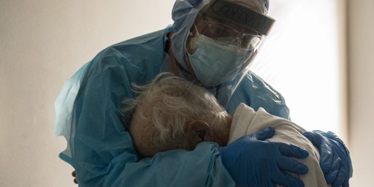 A Sad Story About the Doctor’s Embrace to an Elderly Covid-19 Patient Goes Viral