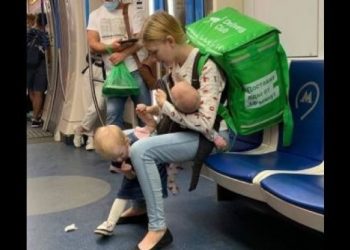 The Touching Story of a Young Mother who Delivered Meals with 2 Children