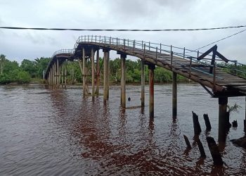 Affected by Ship Flows, the Bridge in Pelangiran Almost Collapses