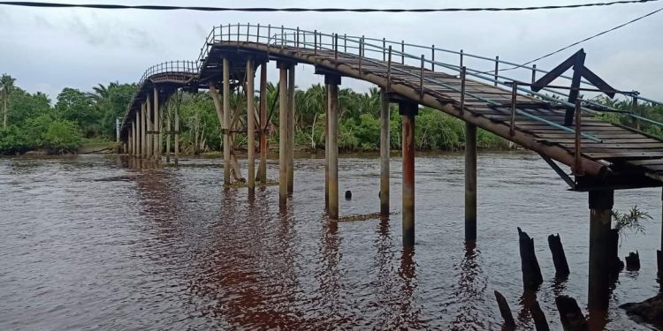 Affected by Ship Flows, the Bridge in Pelangiran Almost Collapses