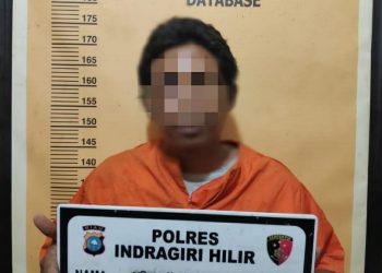 Under the Influence of Drugs, a Resident in Guntung Entered the Mosque and Destroyed It