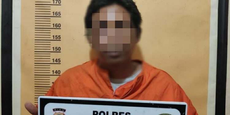 Under the Influence of Drugs, a Resident in Guntung Entered the Mosque and Destroyed It
