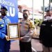 Revealing the Narcotics Case, the Head of Traffic Unit of Water Police Receives Award from Police Chief of Riau