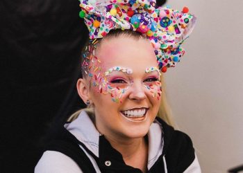 Jojo Siwa Confesses Same-Sex Lovers At 17 Years Old