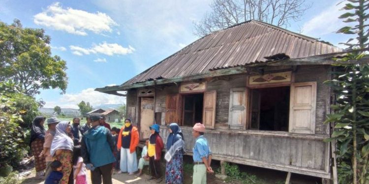 One Family In Solok Experiences Mental Disorders, Lives In An Uninhabitable House