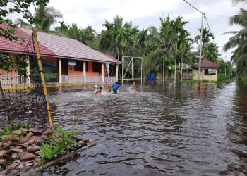 The Floods Soak Kuala Gaung Village in Indragiri Hilir