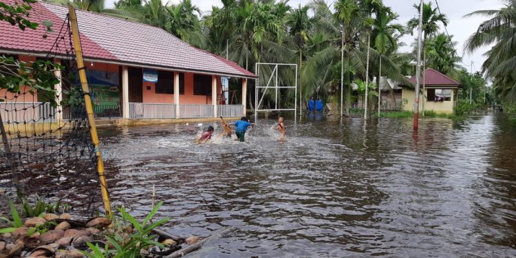 The Floods Soak Kuala Gaung Village in Indragiri Hilir