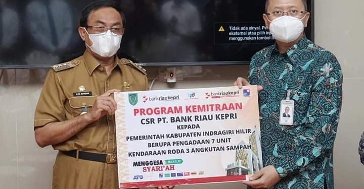 Through the CSR Fund, Bank Riau of Riau Island Handed Over 7 Units of 3-Wheeled Vehicles for Transporting Garbage