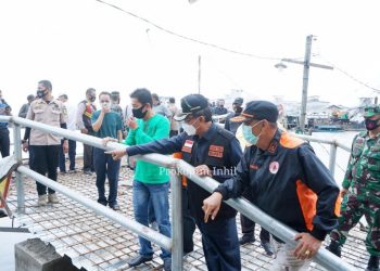 Regent of Indragiri Hilir Observes the Bridge Construction Project