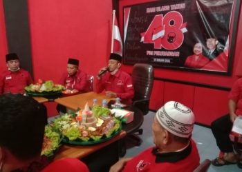 Celebrating the Anniversary, PDIP Indragiri Hilir Distributes Nasi Tumpeng to Community Figures
