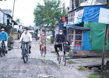 With His Wife, the Regent of Indragiri Hilir See the Road Conditions in Tembilahan