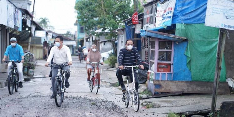 With His Wife, the Regent of Indragiri Hilir See the Road Conditions in Tembilahan