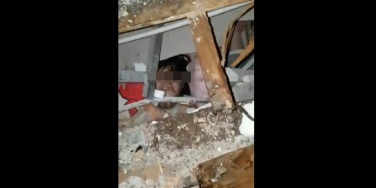 Sadness, a Little Girl of the Mamuju Earthquake Victim was Trapped by Debris and Asks for Help