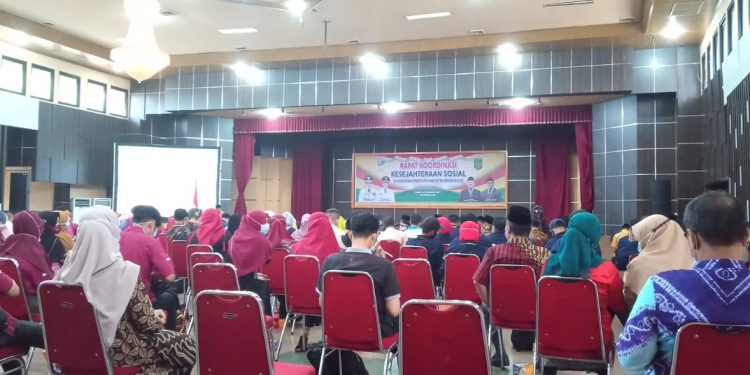 For Strengthening the Social Welfare Program, Social Service of Indragiri Hilir Regent Holds Coordination Meeting with Facilitators