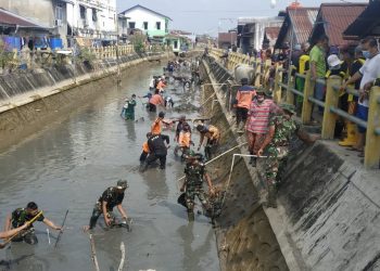 To Preventing the Floods, Kodim 0314 of Indragiri Hilir Performs the Trench Cleaning