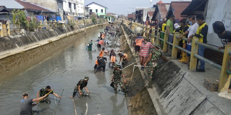 To Preventing the Floods, Kodim 0314 of Indragiri Hilir Performs the Trench Cleaning