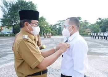 The Regent of Indragiri Hilir Gives Decree Letter to 304 Candidates for Civil Servants