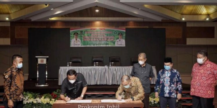 To Improve the Human Resources, the Government of Indragiri Hilir Regency Signs MoU with Lancang Kuning University