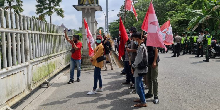 The Civil Service Police Unit of Indragiri Hilir Control the Street Vendors, GMNI Visited the Regent Office