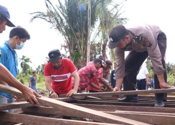 Chairman of Regional House of Representatives of Indragiri Hilir and Sector Police Chief of Gas Goro Build Residents’ Houses