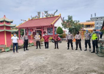 The Police of Indragiri Hilir Conduct Security at the Budhi Bakti Temple
