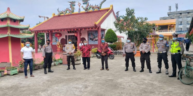 The Police of Indragiri Hilir Conduct Security at the Budhi Bakti Temple
