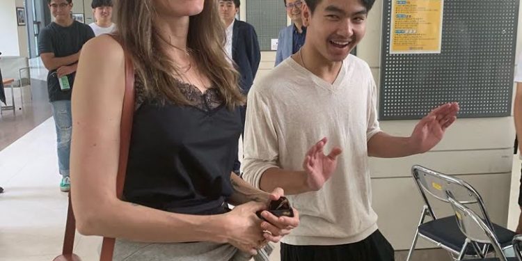The Moment When Angelina Jolie Stopped at The Yonsei Campus With Her Son And Took Time To Meet The Other Students