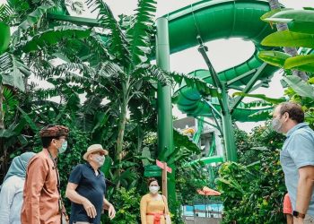 Indonesia’s Tourism Minister Makes Drive-thru Vaccination Program in Bali