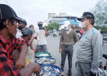 Using a Bicycle, the Regent of Indragiri Hilir Meets With the Street Vendors Selling