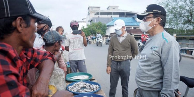 Using a Bicycle, the Regent of Indragiri Hilir Meets With the Street Vendors Selling