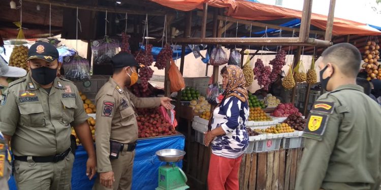 Use the Road, The Civil Service Police Unit Control the Street Vendors