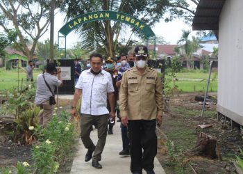 Regent of Indragiri Hilir Performs Fish Harvesting at Makodim